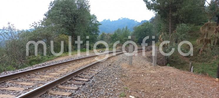 La empresa de trenes Kansas City cerró el paso vehicular a familias en la localidad Loma de Tablas, municipio de Las Vigas de Ramírez. Desde hace casi tres meses que instaló dos postes de concreto para cerrar el acceso, indicó el señor Paulino Jiménez Zavaleta, uno de los afectados.