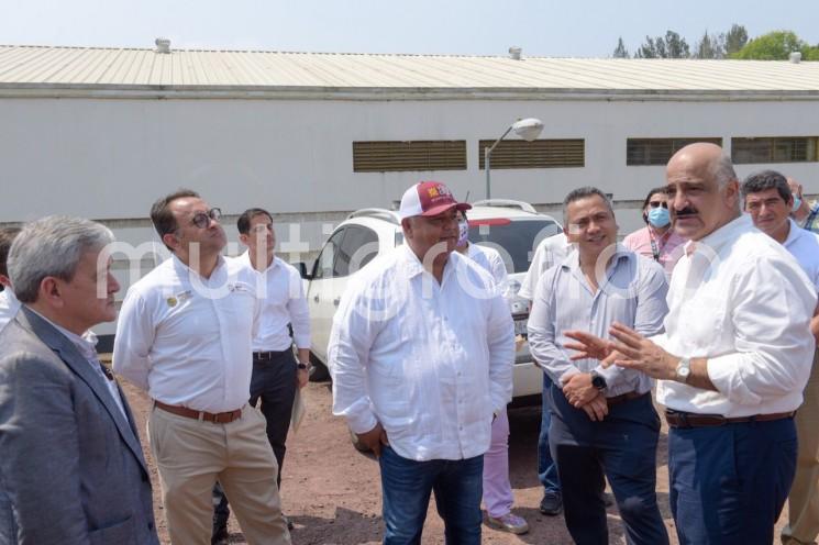 El presidente municipal Ricardo Ahued Bardahuil hizo entrega del Acuerdo de Cabildo con el que se realiza la permuta de 3 mil 600 metros cuadrados del terreno donde actualmente se encuentra parte de las instalaciones del Centro Ecuestre KF, con el fin de permitir el trazo de una vialidad que dará acceso a un proyecto de 400 departamentos correspondientes al programa de vivienda del Fovissste en la zona.