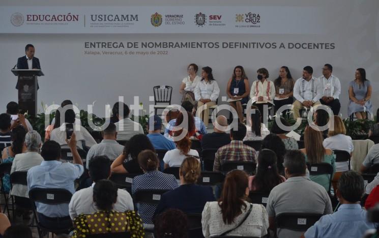  La titular de la Secretaría de Educación Pública (SEP), Delfina Gómez Álvarez, y el gobernador Cuitláhuac García Jiménez, entregaron de manera simbólica 22 de 276 nombramientos definitivos a docentes de telesecundaria. 