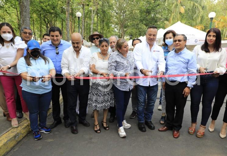 Con trabajo, transparencia, el apoyo del Gobierno del Estado, la ciudadanía y el empresariado local, poco a poco se avanza en la transformación y desarrollo de la ciudad, afirmó el presidente municipal Ricardo Ahued Bardahuil durante la inauguración de la primera edición del Bazar Xalapa Activa, en el Parque Doña Falla.