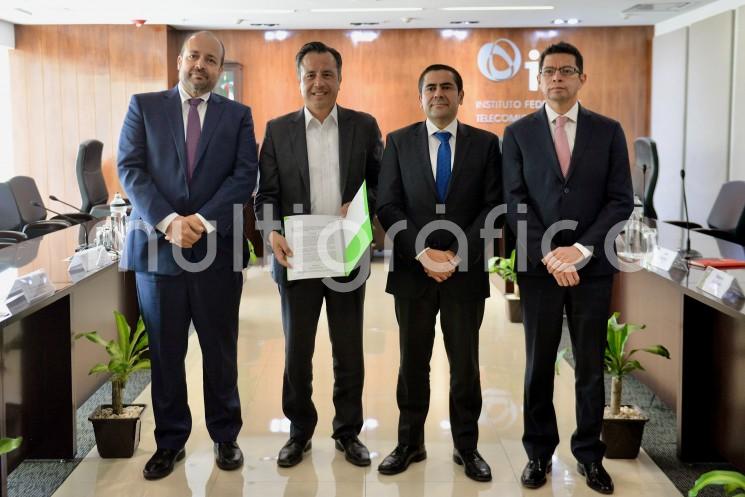 El Gobierno de Veracruz recibió la nueva concesión para usar y aprovechar bandas de frecuencia del espectro radioeléctrico de uso público, materializado mediante la repetidora de Las Lajas, que ya el pasado 15 de diciembre el pleno del Instituto Federal de Telecomunicaciones (IFT) aprobó a Radio Televisión de Veracruz (RTV).