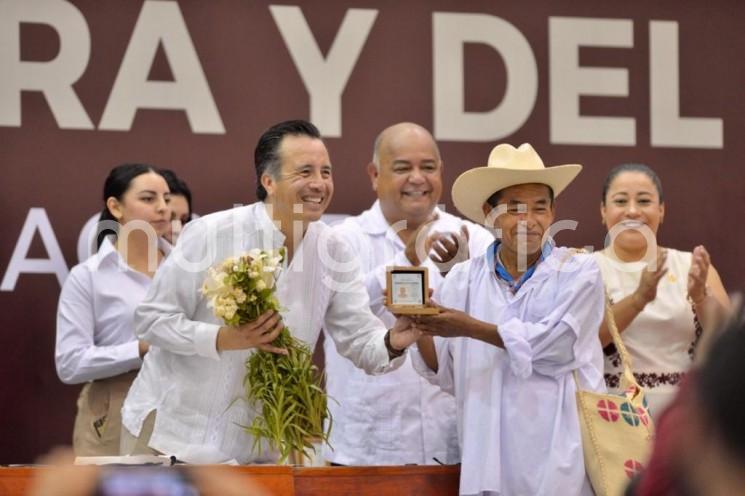 Las autoridades entregaron las medallas Ignacio Manuel Altamirano, Carlos A. Carrillo, Rafael Ramírez y Enrique C. Rébsamen a 2 mil 461 docentes de los sistemas federal y estatal por 40 y 30 años de servicio ininterrumpidos. 