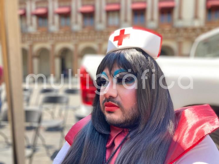 Integrantes de la comunidad de la diversidad sexual aplicaron una vacuna simbólica contra la homofobia en Plaza Sebastián Lerdo de Tejada, como parte de las actividades por el Día Internacional contra la Homofobia, este 17 de mayo.