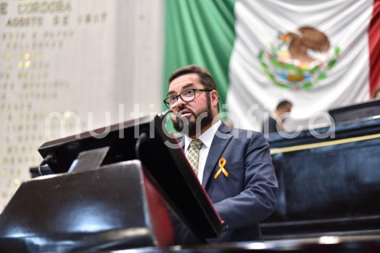 El diputado Sergio Lenin Guzmán Ricardez presentó al Pleno del Congreso una iniciativa con proyecto de decreto que busca inscribir con letras de oro, en el Muro de Honor de este Congreso, la leyenda, Universidad Veracruzana, Lis de Veracruz: Arte, Ciencia, Luz.