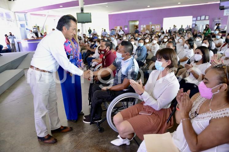  Atender con dedicación, humanismo y paciencia a las personas que llegan con la esperanza de sentirse parte de la sociedad es lo que caracteriza al CRISVER, manifestó el gobernador Cuitláhuac García Jiménez al celebrar el décimo segundo aniversario de esta noble institución.