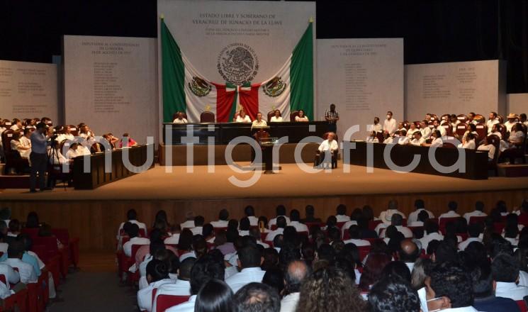  No hay desarrollo poblacional sin cuidado del medio ambiente, y ninguna de ambas acciones tiene significado si no son convalidadas por el beneficio del pueblo, sentenció el gobernador Cuitláhuac García Jiménez en el acto de entrega de la Medalla y Diploma al Mérito por la Defensa y Mejora del Medio Ambiente al biólogo Manuel Guevara Huerta.