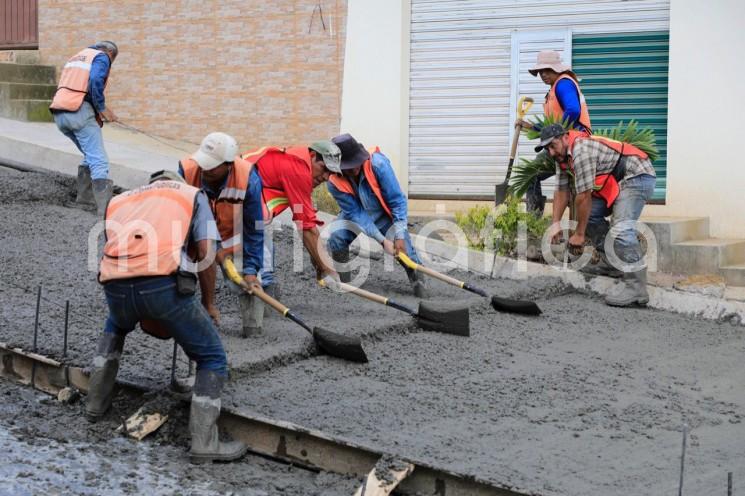 Con recursos Fiscales y de los fondos federales Fortamun-DF y FISM-DF, el Ayuntamiento ejecuta obras de pavimentación hidráulica en 19 mil 805 metros cuadrados de superficie ubicadas en zonas donde la ciudadanía tiene mayor necesidad, afirmó el presidente municipal Ricardo Ahued Bardahuil.