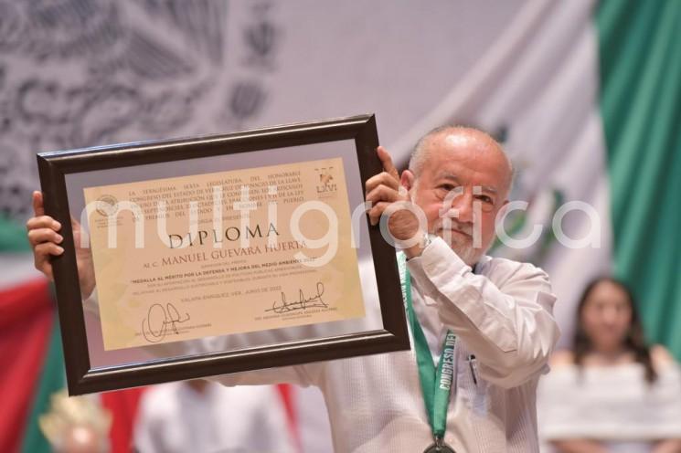 En sesión solemne, celebrada en el Centro de Convenciones y Teatro de la ciudad de Coatzacoalcos, el Poder Legislativo, el Poder Ejecutivo y el Poder Judicial, entregaron el premio al Mérito por la Defensa y Mejora del Medio Ambiente 2022 al biólogo Manuel Guevara Huerta, por su aportación al desarrollo de políticas públicas ambientales relativas al desarrollo sustentable y sostenible durante su vida profesional.