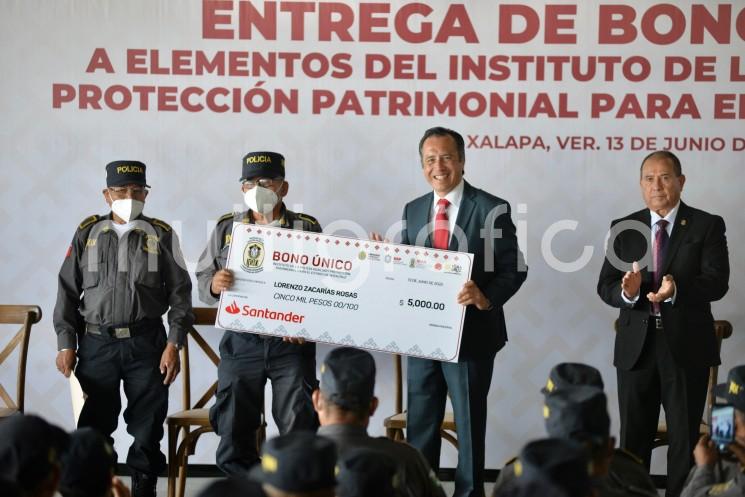 El gobernador Cuitláhuac García Jiménez celebró que el Instituto de la Policía Auxiliar y Protección Patrimonial (IPAX) tenga finalmente sus cuentas en orden y pueda ofrecer mejores servicios y condiciones de trabajo a su personal, que este día recibió un bono único en reconocimiento a su vocación.