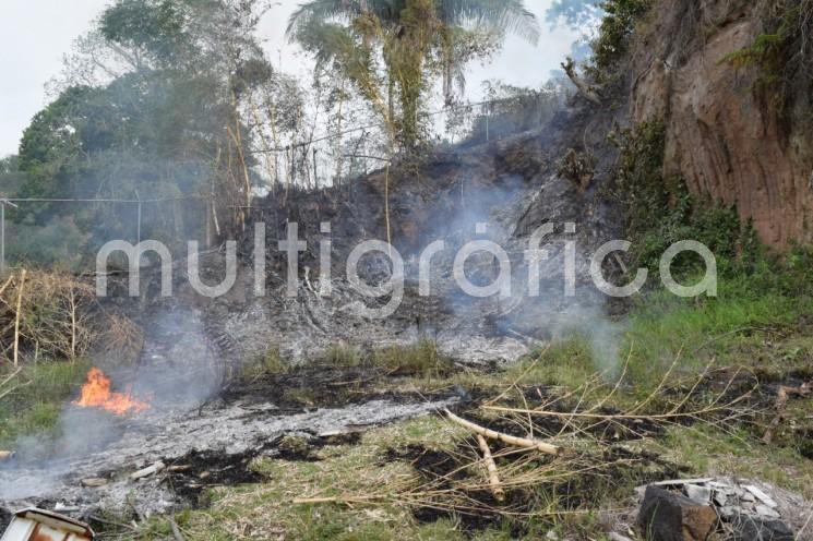 Una porción de pastizal se incendió en la localidad de El Jobo, municipio de Tlapacoyan, cuando la mañana de este lunes un experimento de alumnos del TEBAEV de esa localidad se salió de control.