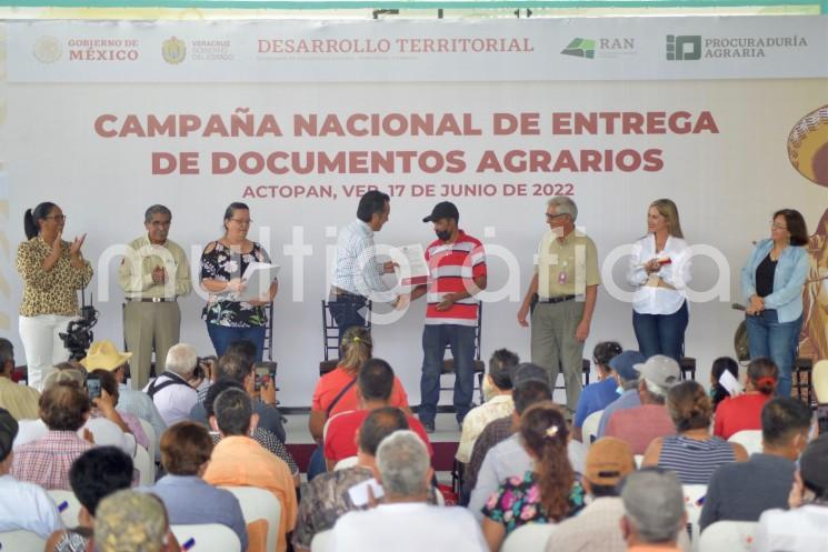 Como parte de la Campaña Nacional de Entrega de Documentos Agrarios, encomendada a la Procuraduría Agraria y el Registro Agrario Nacional (RAN), hoy en Actopan fueron otorgados certificados parcelarios y títulos de propiedad a 465 ejidatarios, entre ellos 135 mujeres.