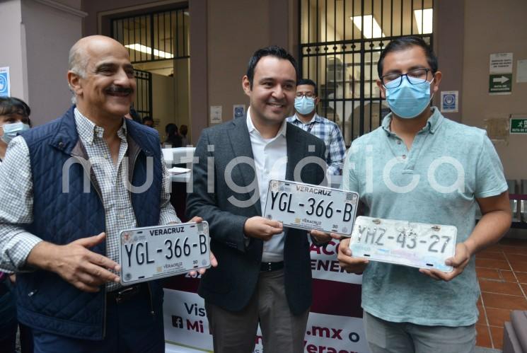 Con transparencia, armonía y la suma de esfuerzos, los gobiernos de Xalapa y Veracruz trabajan por el bien común para transformar la ciudad y beneficiar a las familias que menos tienen, afirmó el presidente municipal Ricardo Ahued Bardahuil durante la inauguración del Módulo de Canje de Placas que, a partir de este martes, funciona en el patio central de Palacio Municipal.