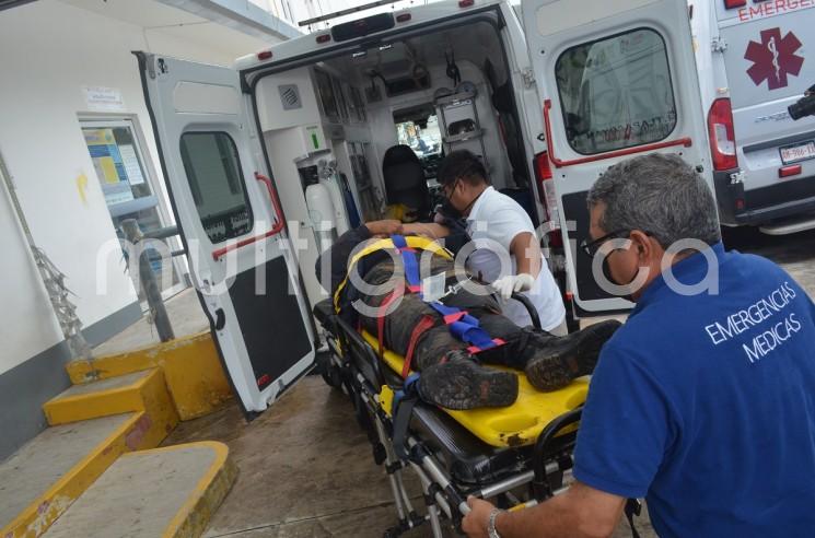 Dos elementos de la Policía de Atzalan resultaron lesionados al volcar la camioneta en que viajaban la tarde de este miércoles en la localidad de Napoala, a un costado de la carretera Federal Tlapacoyan - Atzalan. 