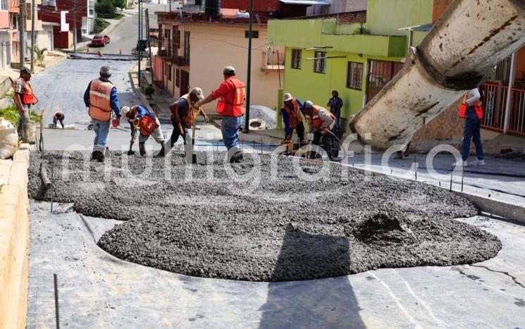 Si bien la construcción de obra pública puede generar molestias temporales, ésta debe realizarse de forma simultánea en el momento que llegan los recursos federales. De lo contrario, se podría caer en subejercicio financiero, incurrir en faltas administrativas e incluso recibir sanciones de los entes fiscalizadores, afirmó el jefe del Departamento de Fondos y Programas Federales de la Dirección de Egresos del Ayto. de Xalapa, Héctor Ortega del Ángel.

