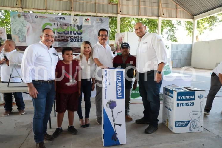 En Martínez de la Torre se llevó a cabo segunda Feria del Crédito Agroalimentario 2022, organizada por la Secretaría de Desarrollo Agropecuario, Rural y Pesca (SEDARPA), que establece alianzas entre trabajadores del campo y representantes de 12 instituciones financieras, reguladas por el Fideicomiso Instituido en Relación con la Agricultura (FIRA). 