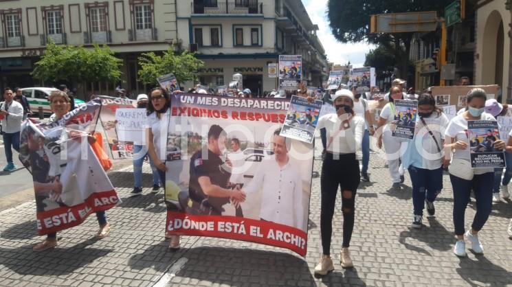 Familiares y amigos del jefe de la Policía Vial, Juan Alan Cuetero Meza, alias El Archi, marcharon en esta ciudad de Xalapa, para exigir su aparición con vida y que haya justicia en el caso.  