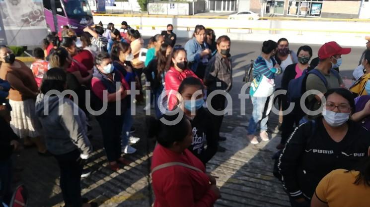 Madres y padres de familia acudieron a la Dirección General de Educación Primaria Estatal (DGEPE) en esta ciudad de Xalapa para denunciar que desde que inició la pandemia por Sars-Cov2 (Covid-19), en marzo de 2020, carecen de dos profesores y director en la escuela primaria Enrique C. Rébsamen, ubicada en la localidad San Pablo Coapan, municipio de Naolinco 