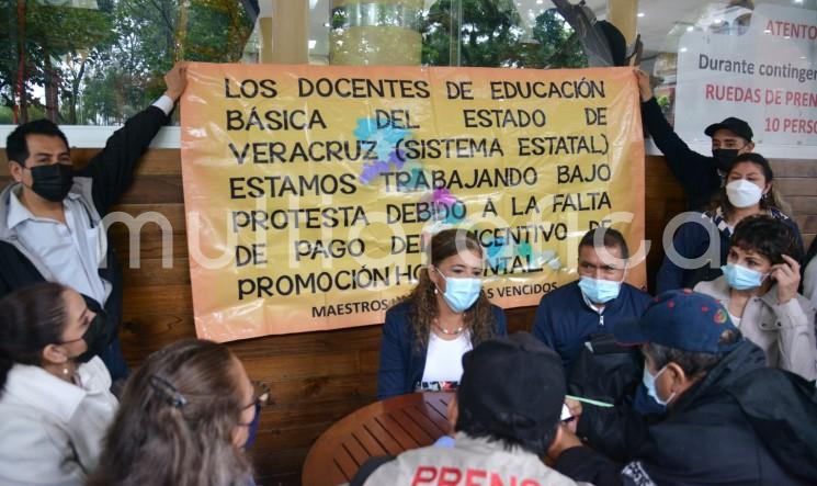 Los docentes estatales Eloisa Costantino Morales y Ernesto Méndez están solicitando los pagos pendientes que son de enero a julio de este año, que son poco más de 900 maestros de la Promoción Horizontal 21. 