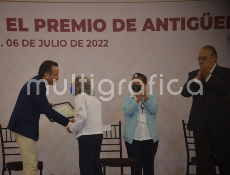  Por su gran esfuerzo y dedicación a la prevención y control de enfermedades, el Gobierno de Veracruz reconoció a 997 trabajadores que cumplen 45, 50, 55 y 60 años dentro de la Secretaría de Salud