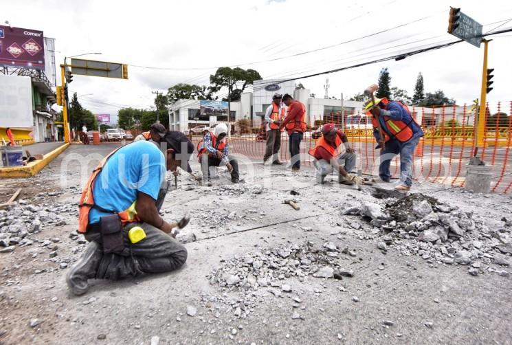 Para dar continuidad al programa de obra del Ayuntamiento de Xalapa, se realizan trabajos de reposición de losas dañadas y rehabilitación de pavimentos en las avenidas 20 de Noviembre y Miguel Alemán, así como en las calles Francisco I. Madero, Poeta Jesús Díaz y Sayago, por lo que se solicita a la ciudadanía paciencia y comprensión ante estos trabajos que generan molestias temporales, pero representan beneficios permanentes en materia de mejora vial.