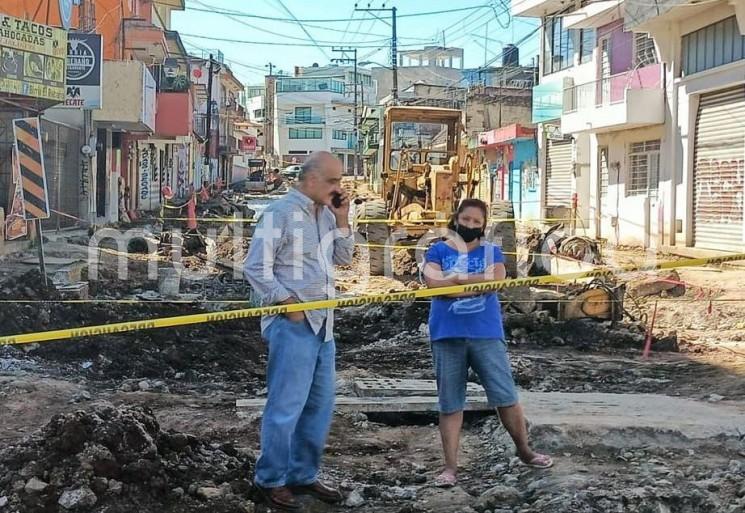 En un recorrido de obras que presentan atrasos en su proceso constructivo, el presidente municipal, Ricardo Ahued Bardahuil, aseguró que no habrá tolerancia ante la falta de capacidad y compromiso de algunas empresas constructoras laborando en la ciudad. 

