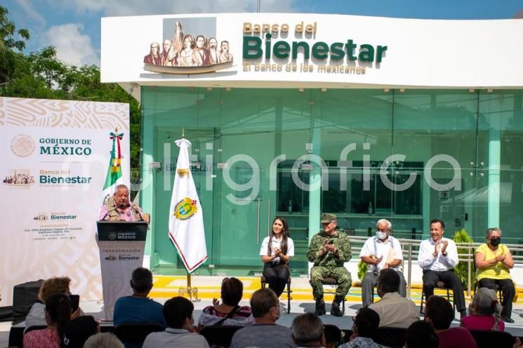 El Banco del Bienestar en Veracruz tendrá de clientes a dos millones de beneficiarios de los Programas Sociales, quienes recibirán sus apoyos directamente a sus tarjetas para poder disponer de su dinero en alguna de las sucursales que estén en operación, informó el Delegado de Programas para el Desarrollo, Manuel Huerta Ladrón de Guevara.