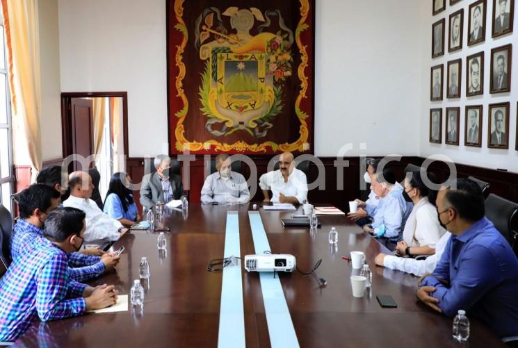 Durante una mesa de trabajo con integrantes de la Cámara Mexicana de la Industria de la Construcción (CMIC) de Xalapa, el Alcalde Ricardo Ahued dijo que presentarán un diagnóstico tanto al Cabildo como al Consejo de Desarrollo Municipal (CDM), con el fin de que se analicen y aprueben las acciones enfocadas al desarrollo de las zonas más vulnerables.