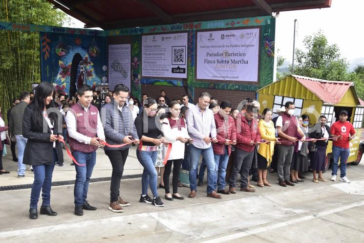 Con motivo del sexto aniversario del complejo ecoturístico Finca Santa Martha, la Secretaría de Turismo y Cultura (SECTUR) junto con mujeres de la Sierra de Zongolica, inauguraron el primer parador turístico de la zona, comprometido en reducir su huella de carbono a través de la economía circular.