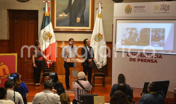 El Gobernador Cuitláhuac García Jiménez agradeció a los empleados y secretarios de despacho quienes participaron en la jornada de reforestación que se realizó el fin de semana en varios municipios de Veracruz.