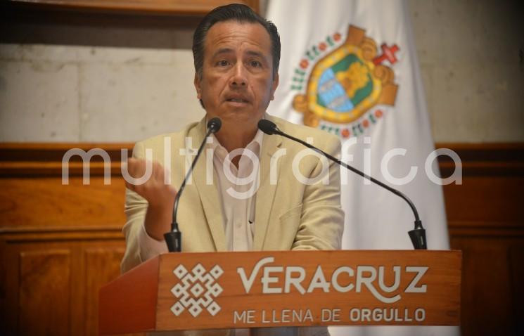 El gobernador Cuitláhuac García Jiménez refirió que la implementación del Sistema de Alerta Temprana para la Atención a la Violencia Familiar en el Estado (SIAT), es adicional a los esquemas del Sistema Nacional de Protección de Niñas, Niños y Adolescentes (SIPINNA) y requiere la participación de todas las dependencias (estatales y municipales); actualmente, se encuentra en etapa de capacitación de 106 servidores públicos y 152 procuradores de protección.