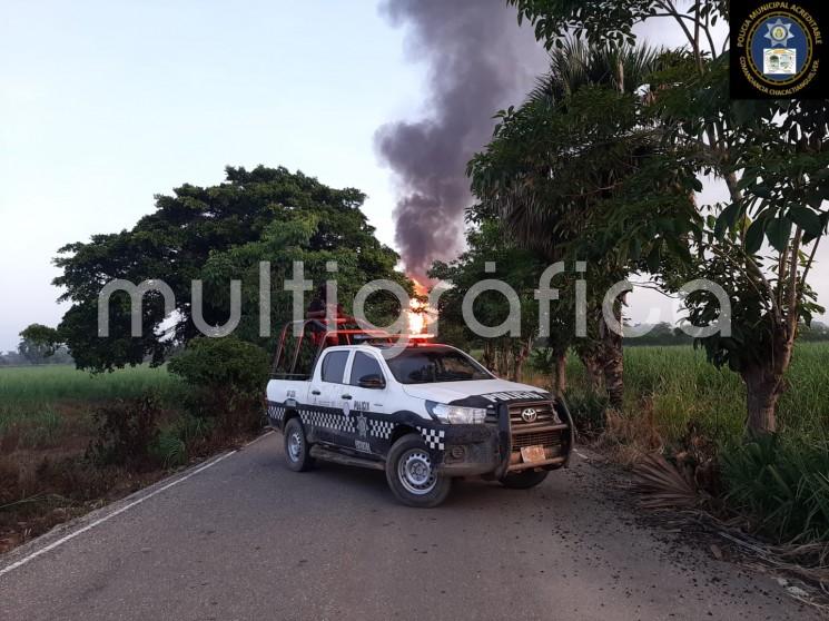 La mañana de este jueves se suscitó una explosión en un ducto de PEMEX, en el tramo carretero Chacaltianguis-Tlacojalpan, localidad Torno Largo.