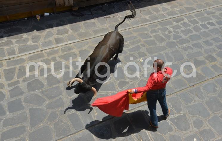 Un total de 18 toros de lidia fueron soltados sobre la calle principal del Pueblo Mágico de Xico, durante la tradicional Xiqueñada que se realiza año con año durante los festejos en honor a Santa María Magdalena. 