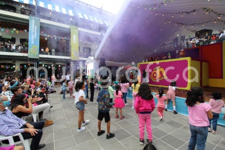 El Instituto Veracruzano de la Cultura inauguró esta tarde la 32ª Feria Nacional del Libro Infantil y Juvenil, Xalapa 2022, que trae para las y los lectores veracruzanos un nutrido programa de conversatorios, charlas, presentaciones editoriales, talleres y encuentros con grandes autoras, autores y promotores de la lectura.

