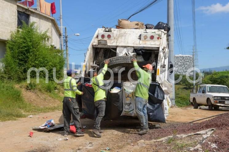 En el marco de la jornada que se realizó este día en diversas calles de la colonia Moctezuma, la funcionaria expuso que con el programa Descacharrización en tu colonia, se busca prevenir brotes de dengue, como el que se tuvo en 2019, por lo que cada sábado se llevan a cabo jornadas en aquellas zonas con factores de riesgo para la proliferación del mosco Aedes aegypti.