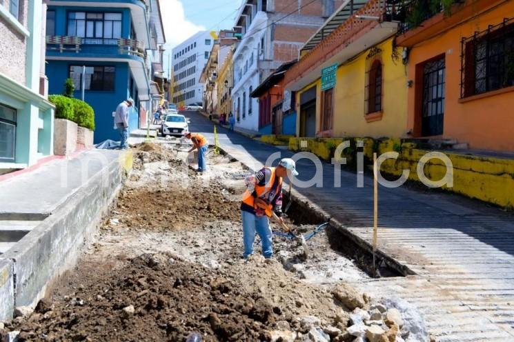 El jefe del Departamento de Movilidad, Alfonso López Pineda, reiteró el llamado a la ciudadanía para no estacionar sus vehículos en las zonas de obra, pues además de correr riesgos por el movimiento de maquinaria y materiales, entorpecen los trabajos de construcción.

