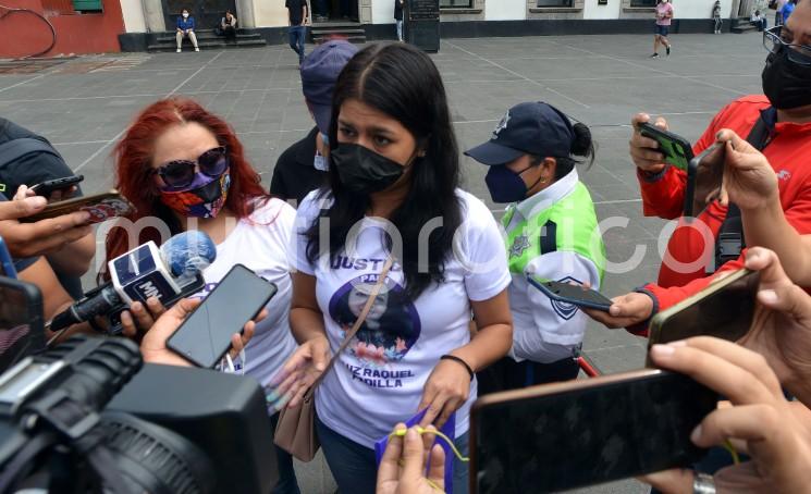 Activistas de Xalapa protestaron frente a Palacio de Gobierno en apoyo a las feministas de Zapopan, Jalisco, para exigir justicia por el feminicidio de Luz Raquel, quien era madre de un niño con autismo y fue asesinada tras un ataque con sustancias químicas, el pasado 19 de julio.


