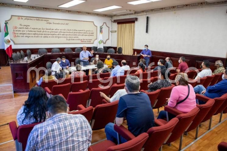  En reunión de trabajo encabezada por el presidente municipal Ricardo Ahued Bardahuil, se acordó que Ayuntamiento y locatarios de los distintos mercados realicen proyectos de inversión pública que dignifiquen los espacios de trabajo.

