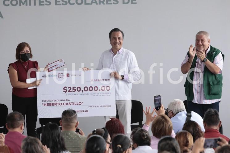  Para 2024, los 18 mil 400 planteles de educación básica del estado de Veracruz habrán recibido directamente los recursos del programa La Escuela es Nuestra, adelantó el gobernador Cuitláhuac García Jiménez, quien destacó que, hasta ahora, se ha beneficiado a 12 mil instituciones educativas. 