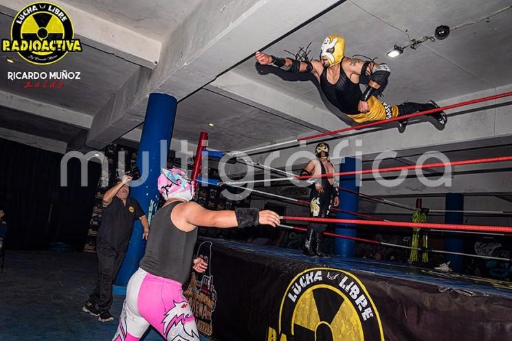 Los elementos de Lucha Libre Radioactiva (LLR) no desentonaron durante la presentación de la empresa ante los representantes de Vanguardia Lucha Libre en el Coliseo San Bruno de Xalapa.

