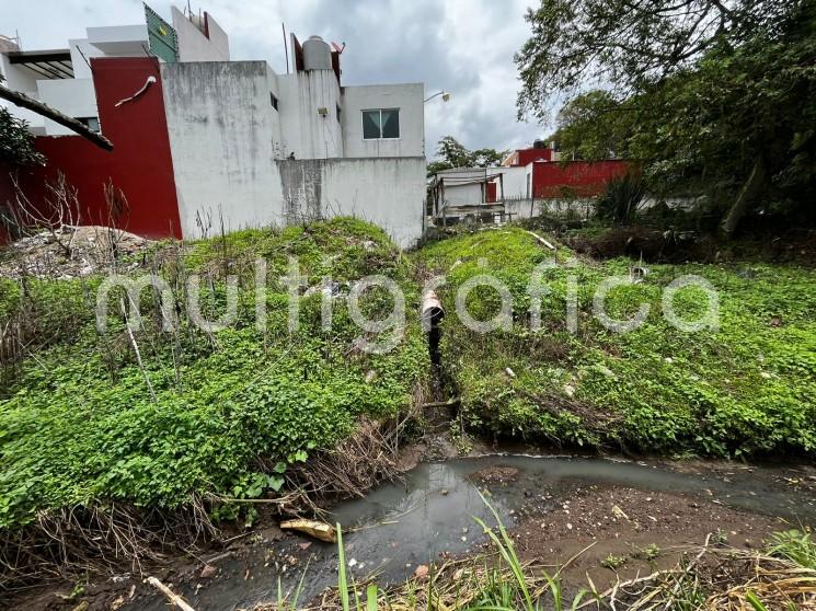 Vecinos de la colonia 22 de septiembre aseguran que este hedor proviene de la acumulación de las descargas del drenaje sanitario de diferentes colonias y que desemboca en un terreno particular, contaminando el medio ambiente, donde no tiene salida, muy cerca de Campo viejo, junto a la farmacia Guadalajara.  