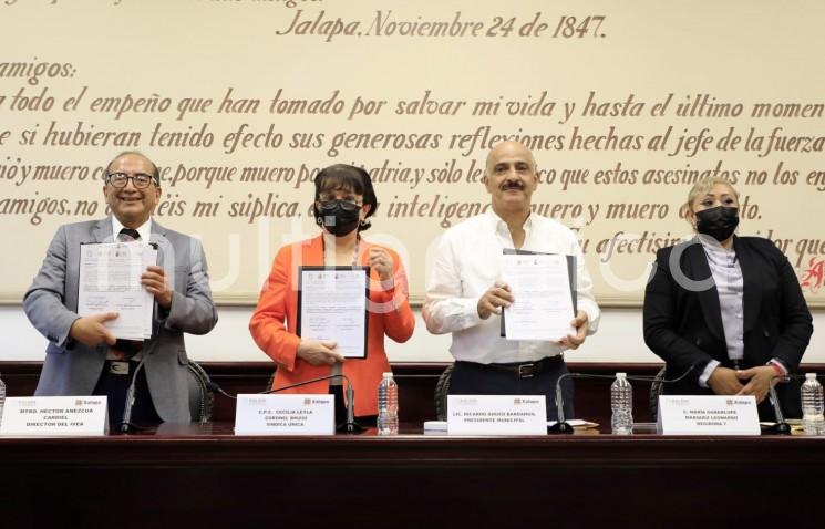 El Ayuntamiento de Xalapa signó un Convenio de Colaboración con el Instituto Veracruzano de Educación para los Adultos (IVEA), acto que refrenda el compromiso de la Administración con la educación, afirmó el presidente municipal Ricardo Ahued Bardahuil. 