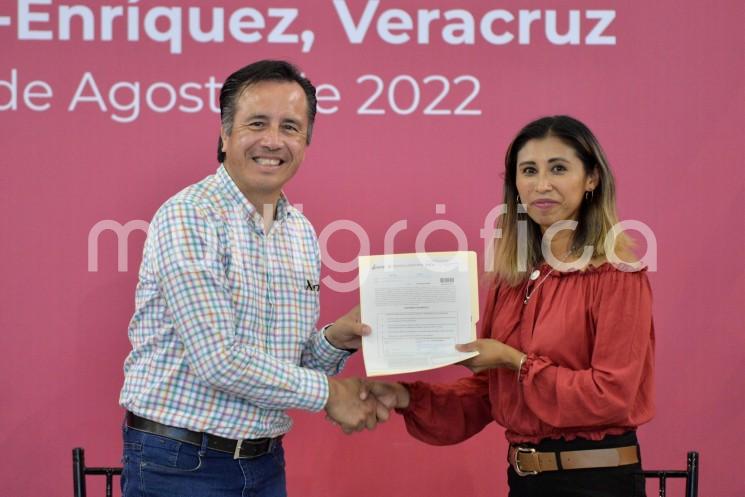 En acto protocolario, habitantes de Xalapa, en su mayoría jefas de familia, recibieron los subsidios a los que accedieron, de manos del gobernador Cuitláhuac García Jiménez; la subsecretaria de Ordenamiento Territorial y Agrario de la SEDATU, Edna Elena Vega Rangel; el delegado estatal de Programas para el Desarrollo, Manuel Huerta Ladrón de Guevara, y el alcalde, Ricardo Ahued Bardahuil, en el Velódromo Internacional.