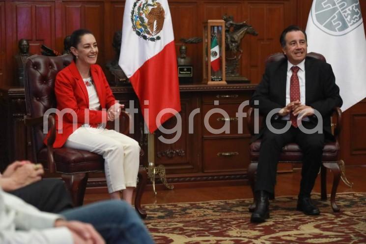 En Sala de Banderas, el gobernador Cuitláhuac García Jiménez recibió a la Jefa de Gobierno de la CDMX, Claudia Sheinbaum Pardo, con el fin de abordar los avances en la digitalización y simplificación de trámites, contribuyendo a la lucha contra la corrupción desde la Secretaría de Finanzas y Planeación.


