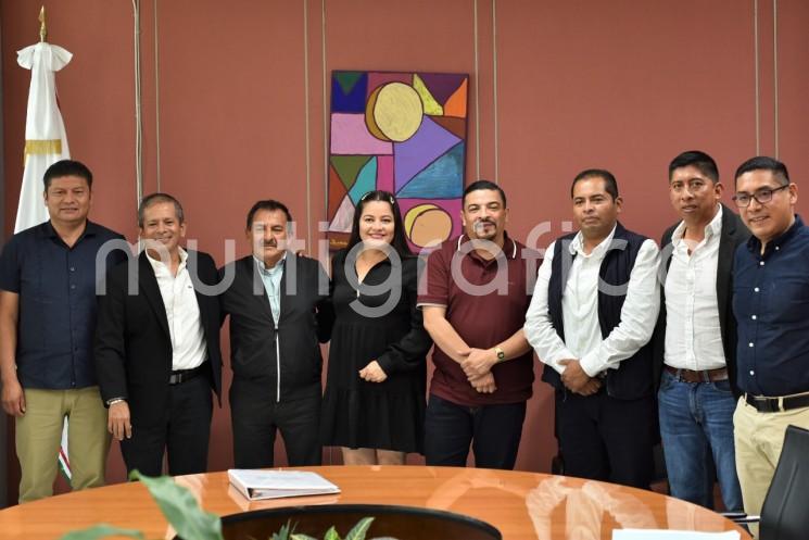 El presidente de la Junta de Coordinación Política de la LXVI Legislatura, diputado Juan Javier Gómez Cazarín, recibió en el Palacio Legislativo a presidentes de diversos municipios de las zonas centro y norte de la entidad, con quienes dialogó acerca de la colaboración entre el Congreso del Estado y los ayuntamientos, como entidades autónomas y con las atribuciones que les confiere la ley.

