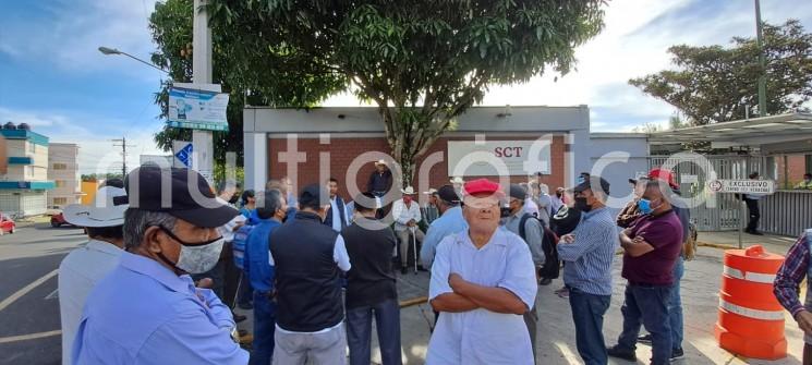 Campesinos afectados por la construcción  del libramiento Xalapa-Perote, acudieron a las oficinas de la SCT, en busca de audiencia con el director, pues luego de 15 años de la obra, no han sido indemnizados como corresponde. 