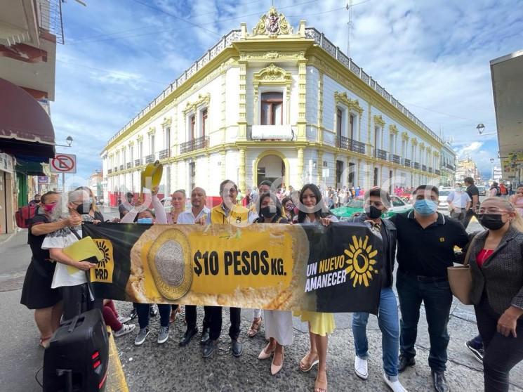 La Dirección Estatal Ejecutiva del PRD en Veracruz, se manifestó este lunes, para respaldar el Plan de Emergencia Alimentario que propuso el Partido de la Revolución Democrática donde se le exige al gobierno que subsidie el kilo de tortilla a 10 pesos. 