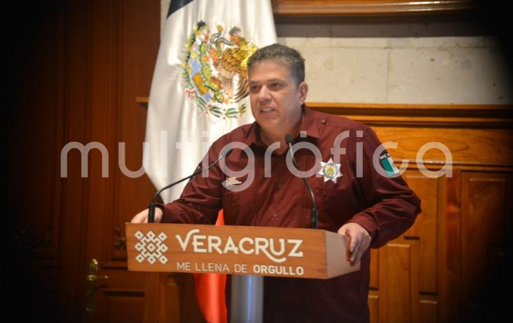 En el plan de dignificación a las condiciones laborales de la Policía Estatal de Veracruz, el Gobierno ha autorizado un aumento salarial del 6.4 por ciento para agosto, con lo cual la percepción mensual alcanza los 16 mil 923 pesos que significan un 34.1% más que en 2018, cuando el personal operativo ganaba 12 mil 159.