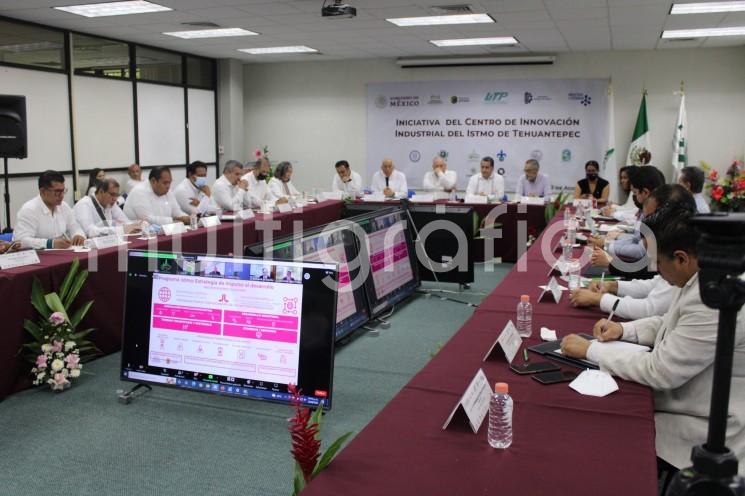 En el marco de proceso de instrumentación del Programa para el Desarrollo del Istmo de Tehuantepec y como resultado de las actividades del Comité Regional para el Fortalecimiento del Conocimiento para la Actividad Productiva y el Desarrollo Humano en el Istmo de Tehuantepec, en la Universidad Tecnológica del Sureste de Veracruz, se  presentó la iniciativa del Centro de Innovación Industrial del Istmo de Tehuantepec. 