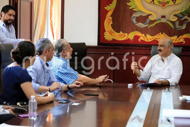 Para despejar dudas e informar sobre los avances en los trabajos de rehabilitación de la avenida Arco Sur, funcionariado encabezado por el presidente municipal Ricardo Ahued Bardahuil recibió a representantes del empresariado ubicado en la zona de obra. 

