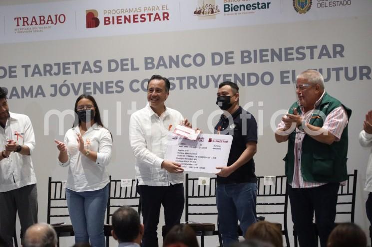 El gobernador Cuitláhuac García entregó tarjetas del Banco del Bienestar a beneficiarios.